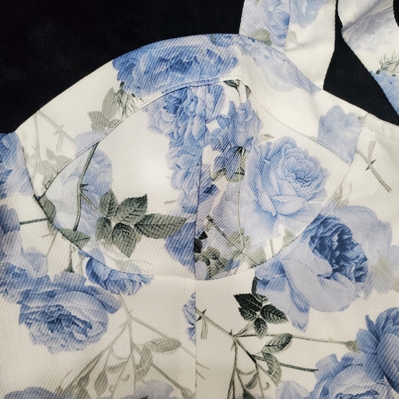 Cider Floral Blue and White Women's Top - Picture 7 of 14